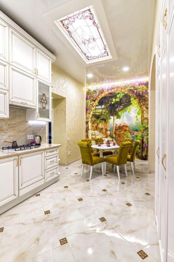 Rynok Square City Center Two Bedroom Apartment! Lviv Eksteriør billede